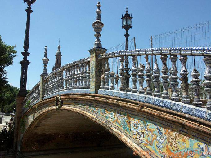 Ceramic ponte decorato su un canale, Siviglia Plaza Espana - Spagna