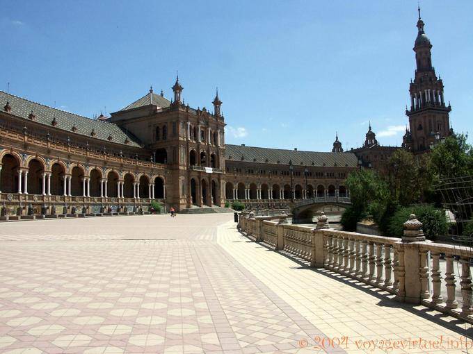 Veduta del palazzo, mescolando neo-gotico e mudéjar, Siviglia Plaza Espana - Spagna
