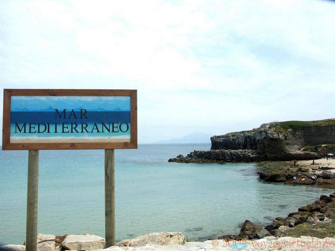 Di fronte, l'indicazione Mar Mediterraneo sulla diga che porta al Isla de Tarifa - Spagna