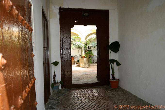 Doppia porta al patio di una abitazione tradizionale, Tarifa - Spagna