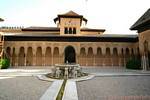 Ampia Corte dei Leoni, Alhambra Nasridi Granada, Spagna.