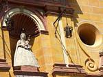 Statua della regina con il bambino, Cordoba, Spagna.