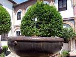 Bacino con getto d'acqua presso il Museo Provinciale, Cordoba, Spagna.