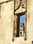Finestra antica con vista sulla Giralda, Cordoba, Spagna.