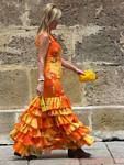 Il bellissimo vestito arancione andalusa, Granada, Spagna.