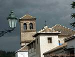 Chiesa del Albaicin nella tempesta, Granada, Spagna.