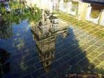 Riflessione del minareto della Giralda Torre Campanario, Mezquita Cordoba, Spagna.