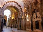 Arco ornato della Basilica di San Vicente Martir, Mezquita Cordoba, Spagna.