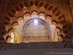 Doppio arcobaleno polilobato di architettura omayyade, Cordoba Mezquita, Spagna.