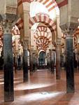 In marmo bianco e rosa aggiungendo Alhaken, Mezquita Cordoba, Spagna.