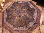 Close-up sulla cupola risalente delicatamente colorata dai tempi di Alhaken II, Cordoba Mezquita, Spagna.