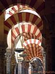 Illuminazione in una baia della moschea, Cordoba Mezquita, Spagna.