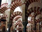 Prospettiva sugli archi del periodo di Abderaraman II, Cordoba Mezquita, Spagna.