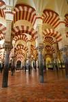 Colonne di marmo Belle da edifici romani e visigoti, Mezquita Cordoba, Spagna.
