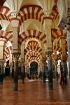 Il colore delle arcate è dovuta alla miscela di pietra bianca e mattoni rossi, Mezquita Cordoba, Spagna.