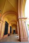Sotto gli archi del Palazzo Gotico, Siviglia Alcazar, Spagna.