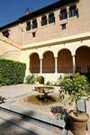 Piccola fontana in un patio, Siviglia Alcazar, Spagna.