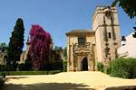 Puerta del Palacio de los Duques de Arcos, vista dal Jardines de Olurillo, Alcazar, Siviglia, Spagna.