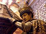 Dettaglio su bara di un re carrier Columbus Mausoleo Cristóbal Colón, Cattedrale di Siviglia, Spagna.