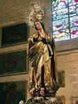Statua della Vergine camminare su tre teste, Cattedrale di Siviglia, Spagna.