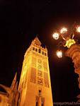 Illuminazione notturna della Giralda e lampada, Cattedrale di Siviglia, Spagna.