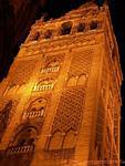 Close-up della Giralda illuminato di notte, Cattedrale di Siviglia, Spagna.
