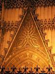 Groviglio sulla parte superiore della Puerta de la Conception notte, Cattedrale di Siviglia, Spagna.