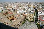 Tenuto conto della Plaza del Triunfo e il Palacio Arzobispal dall'alto della Cattedrale Giralda, Siviglia, Spagna.