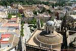 Guardate la Plaza del Patio Bandera sinistra, Plaza del Triunfo e pareti dalla Giralda, la Cattedrale di Siviglia, Spagna.