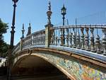 Ceramic ponte decorato su un canale, Siviglia Plaza Espana, Spagna.
