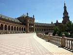 Veduta del palazzo, mescolando neo-gotico e mudéjar, Siviglia Plaza Espana, Spagna.