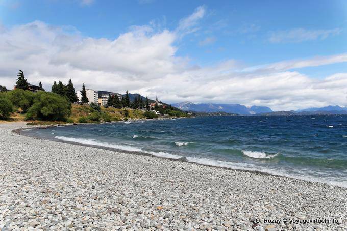 Una spiaggia del lago Nahuel Huapi, Bariloche - Argentina