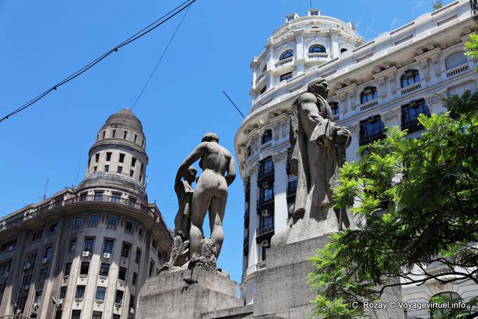 Statue in un angolo del Bartolome Mitre, Avenida Roque Sáenz Peña, Buenos Aires - Argentina