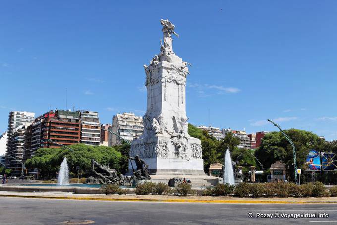 Marmo e bronzo scultura dedicata alle regioni argentine Avenida Sarmiento, Monumento a los Espanoles, Buenos Aires - Argentina