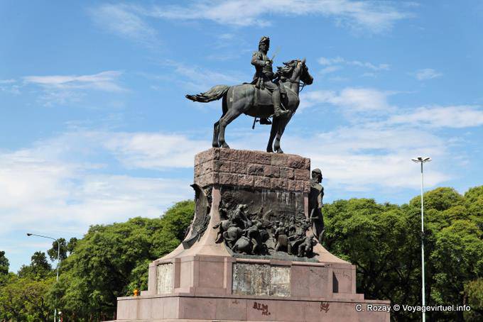 Avenida Sarmiento, statua all'angolo di Figueroa Alcorta, Buenos Aires - Argentina