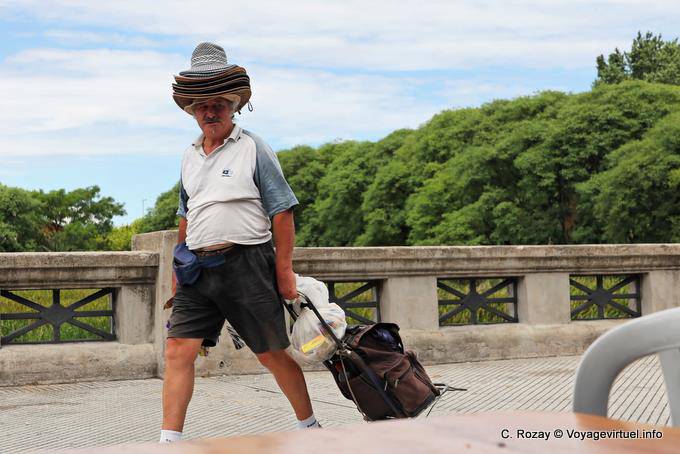 Avenida Tristan Rodriguez, l'uomo con i cappelli, Buenos Aires - Argentina