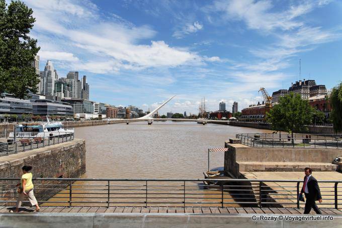 Azucena Villaflor, vista del Puente de la Mujer, Buenos Aires - Argentina