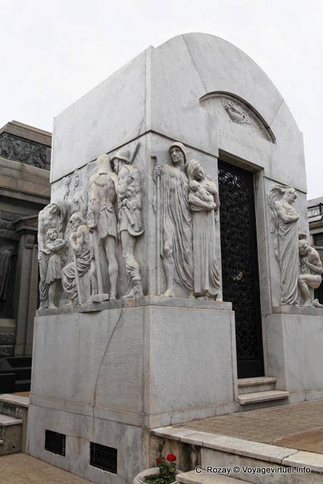 Rilievi allegorici Art Deco mausoleo Atilio Massone, Cementerio de la Recoleta, Buenos Aires - Argentina