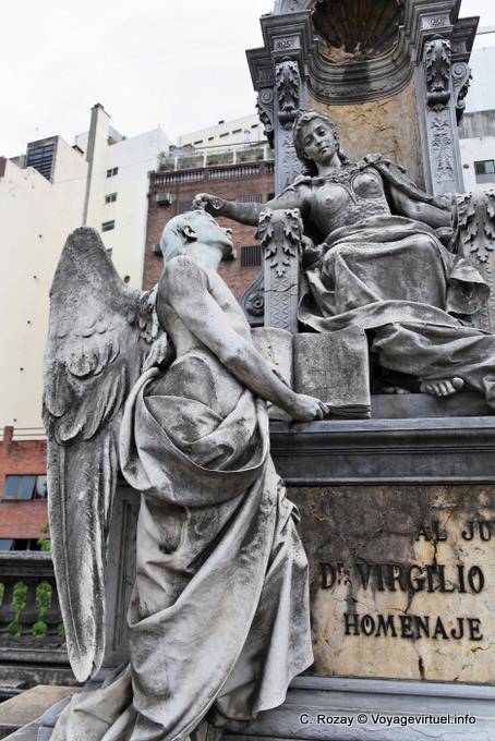 Scultura di Miguel Sansebastiano cade Dr. Virgilio Tedin, Cementerio de la Recoleta, Buenos Aires - Argentina
