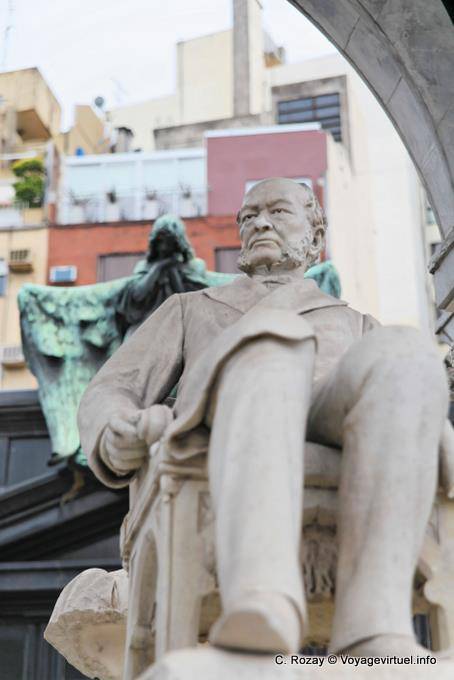 Statua del monumento di Salvador María del Carril, Cementerio de la Recoleta, Buenos Aires - Argentina