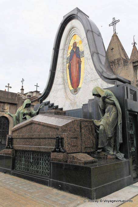 Tomba Art Deco Defferrari con sculture, Cementerio de la Recoleta, Buenos Aires - Argentina