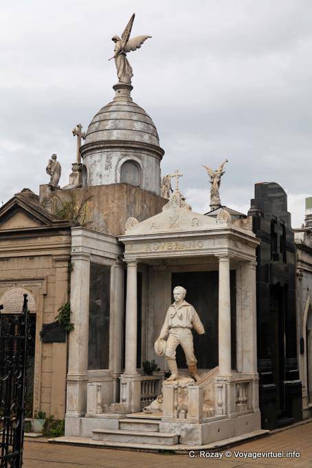 Statua in uscita immigrato di Ayudate mausoleo Roverano Cementerio de la Recoleta, Buenos Aires - Argentina
