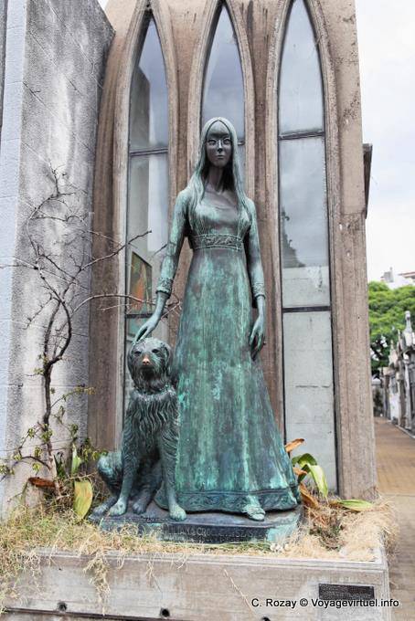 Scultura Liliana Crocciati e il suo cane, Cementerio de la Recoleta, Buenos Aires - Argentina