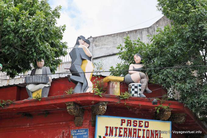 Statue sul tetto Internacional Paseo, La Boca, Araoz de Lamadrid, Buenos Aires - Argentina