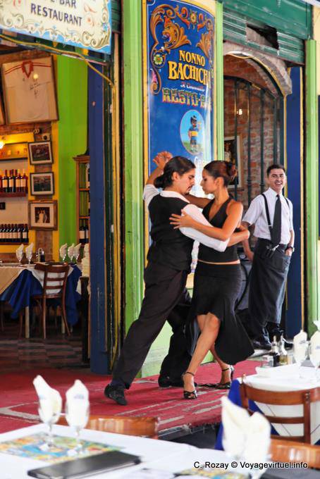 La Boca, il tango prima che il ristorante Nonno Bachicha, Magallanes, Buenos Aires - Argentina