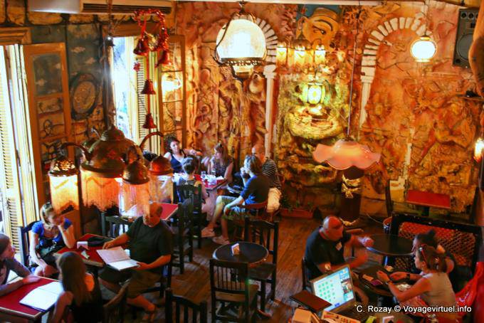 Montserrat, Plaza Dorrego, l'interno di Nefertiti Bar, Buenos Aires - Argentina