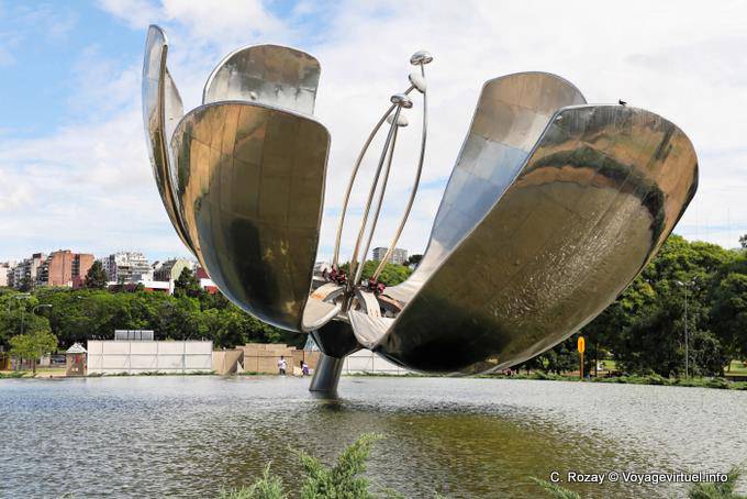 Lo scultore argentino Eduardo Catalano, Plaza de las Naciones Unidas Floralis Generalis, Buenos Aires - Argentina
