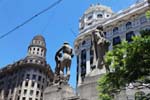 Statue in un angolo del Bartolome Mitre, Avenida Roque Sáenz Peña, Buenos Aires, Argentina.