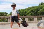Avenida Tristan Rodriguez, l'uomo con i cappelli, Buenos Aires, Argentina.