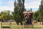 Il busto senza testa, scultura di Fernando Botero, Parque Thays, Buenos Aires, Argentina.